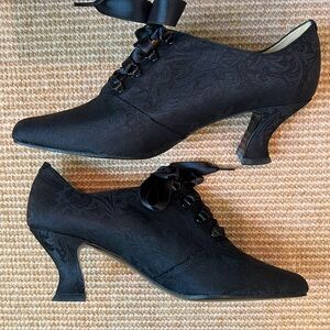Vintage NWT Kenneth Cole Black Damask Tie Heels 7B